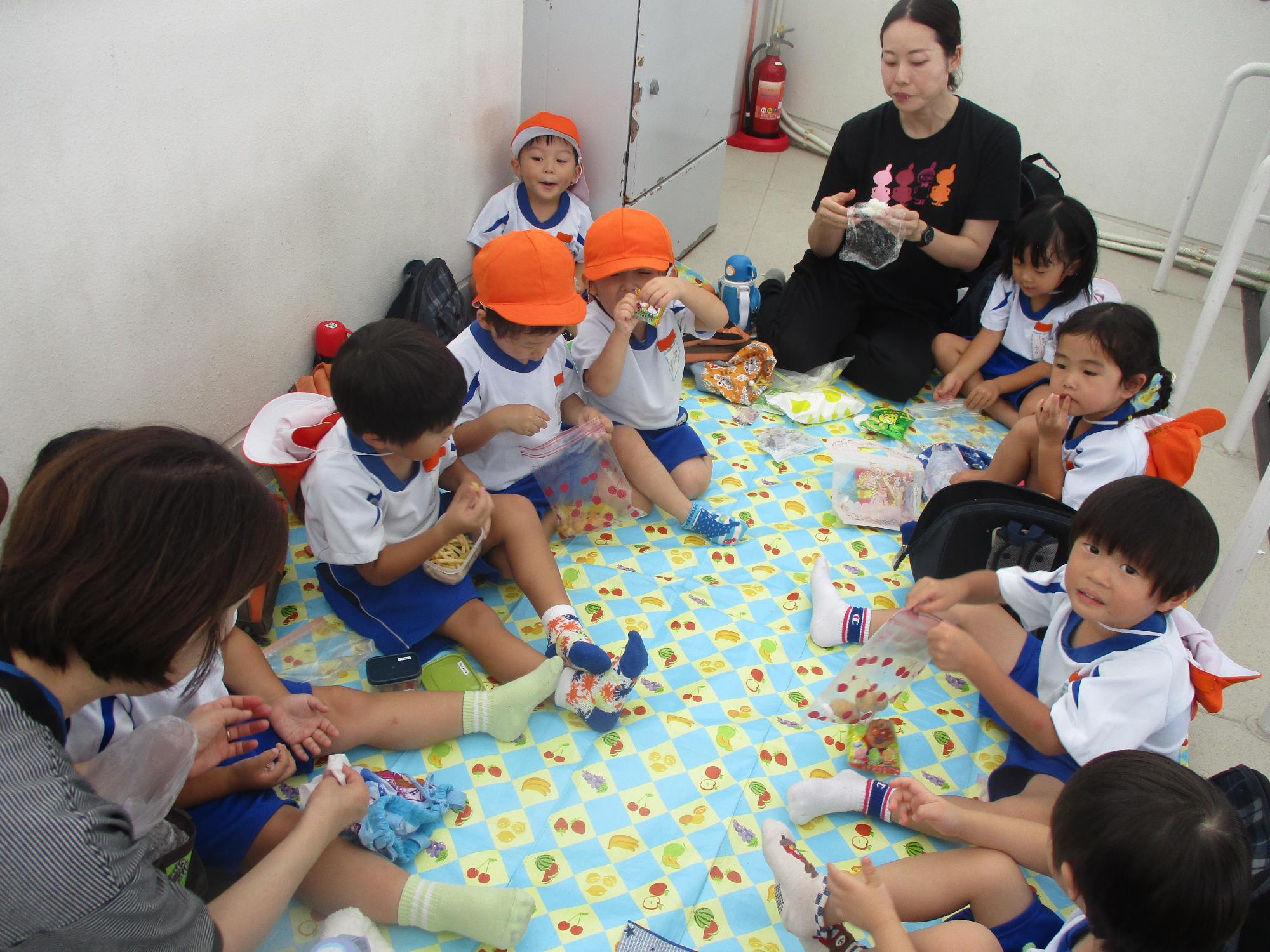 おにぎりを食べる年少さん