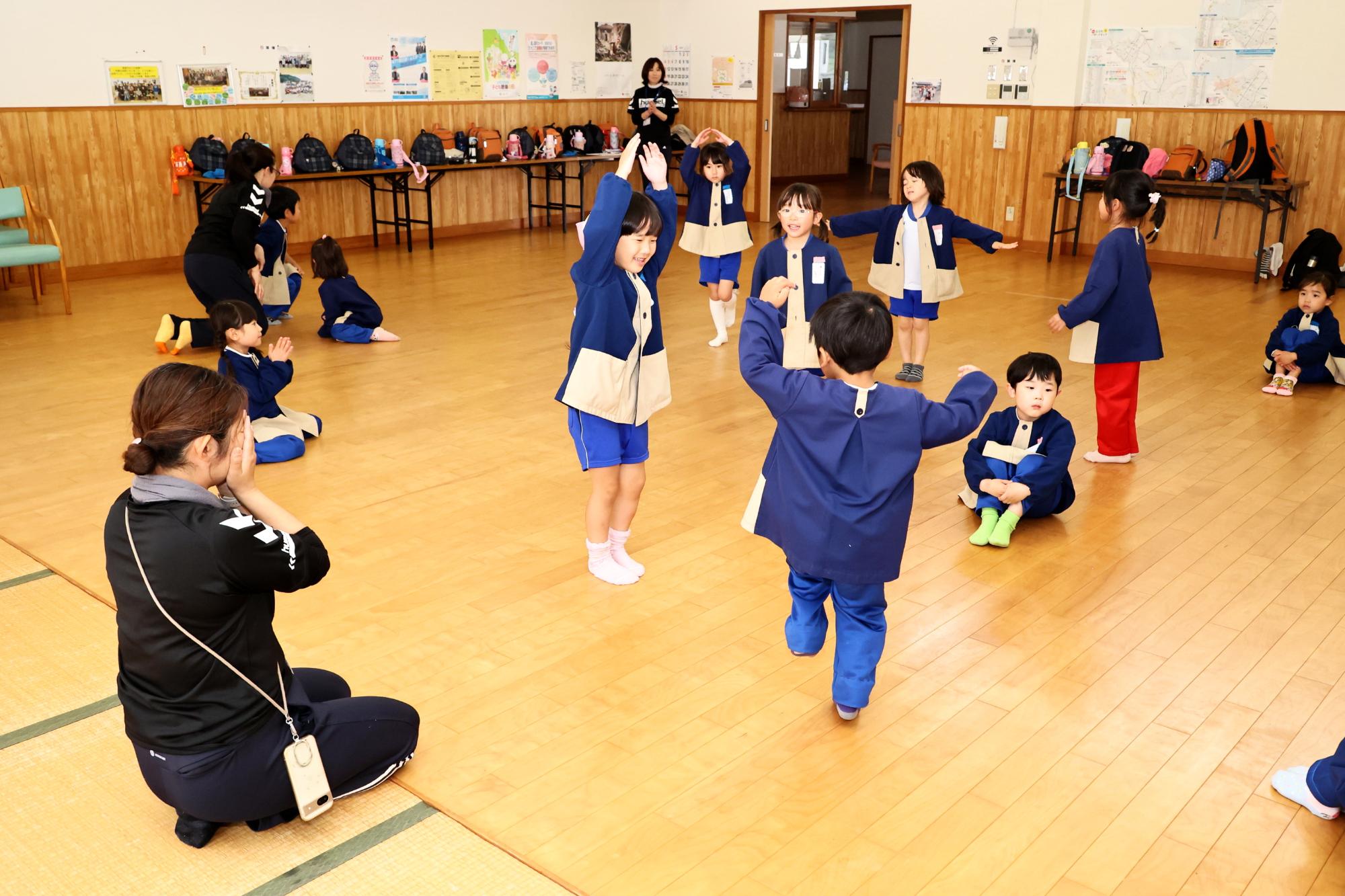 みんなで集団遊びをしているところ