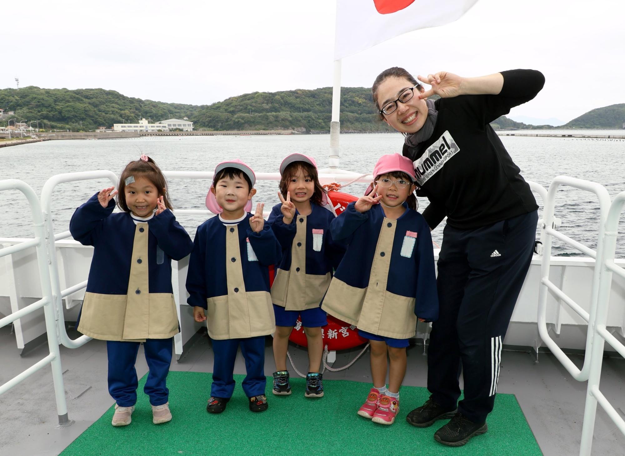 船のデッキの一番奥まで行き喜んでいるところ