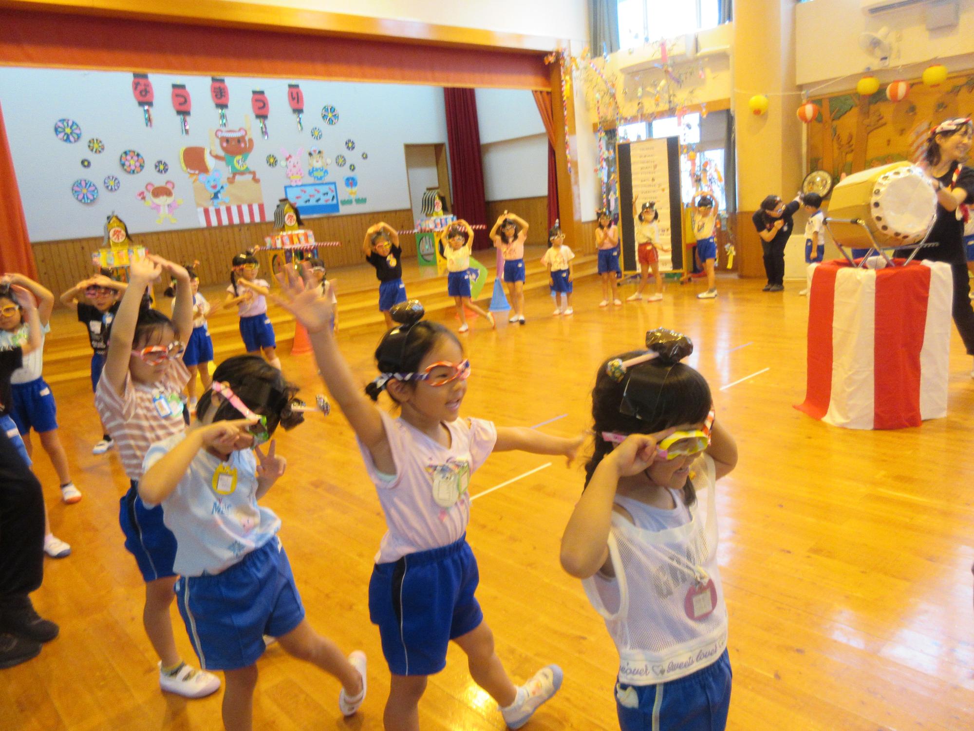もったいないばあさん音頭を踊る年長さん