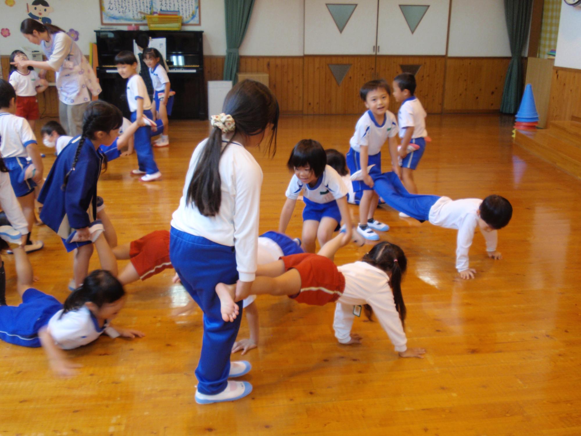 立花幼稚園の年長さんと運動遊び