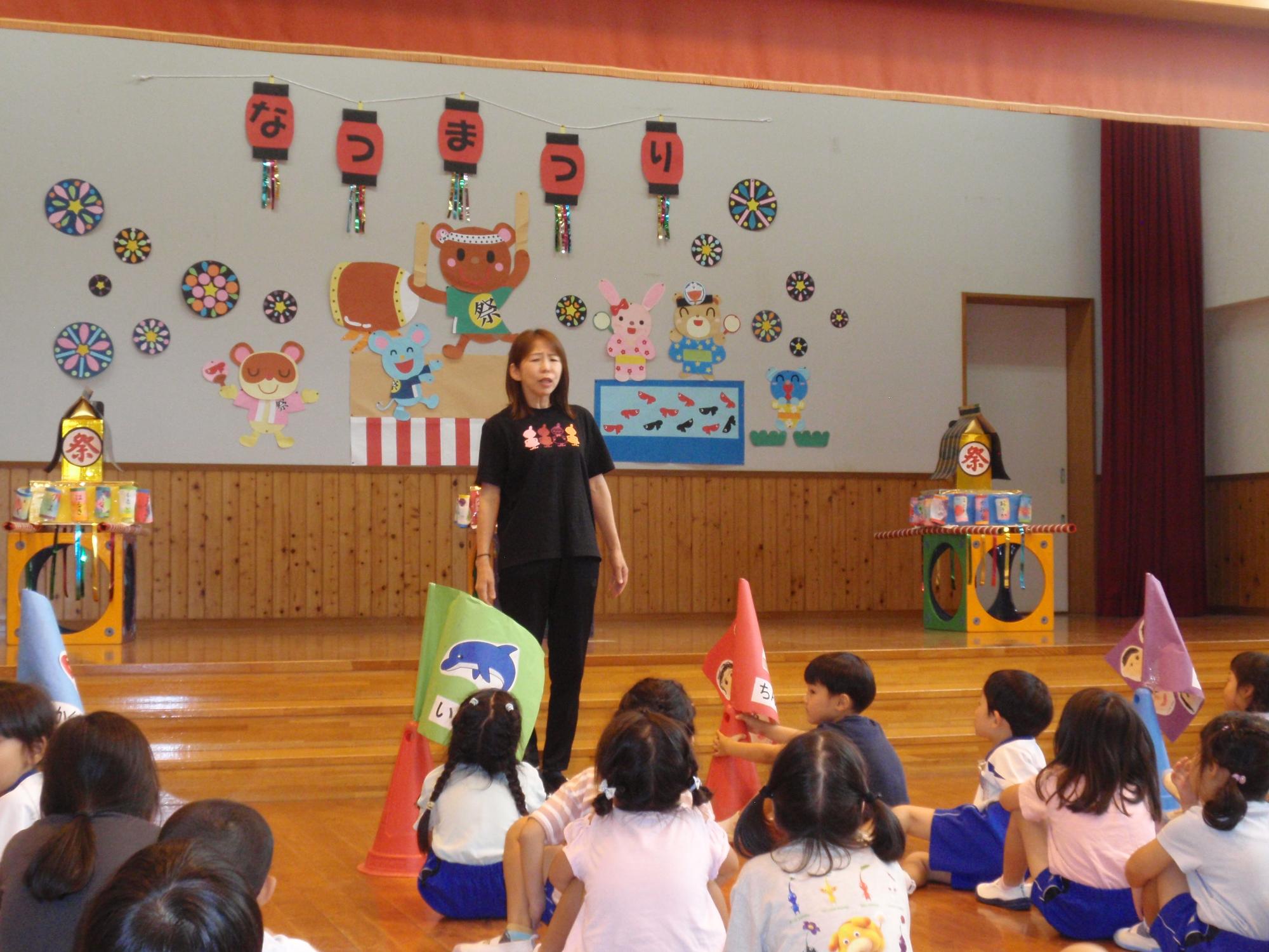 立花幼稚園の園長先生から、お話を聞く年長さん