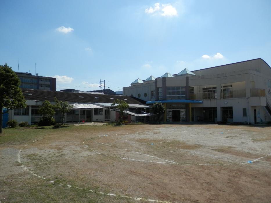 広い園庭と園舎