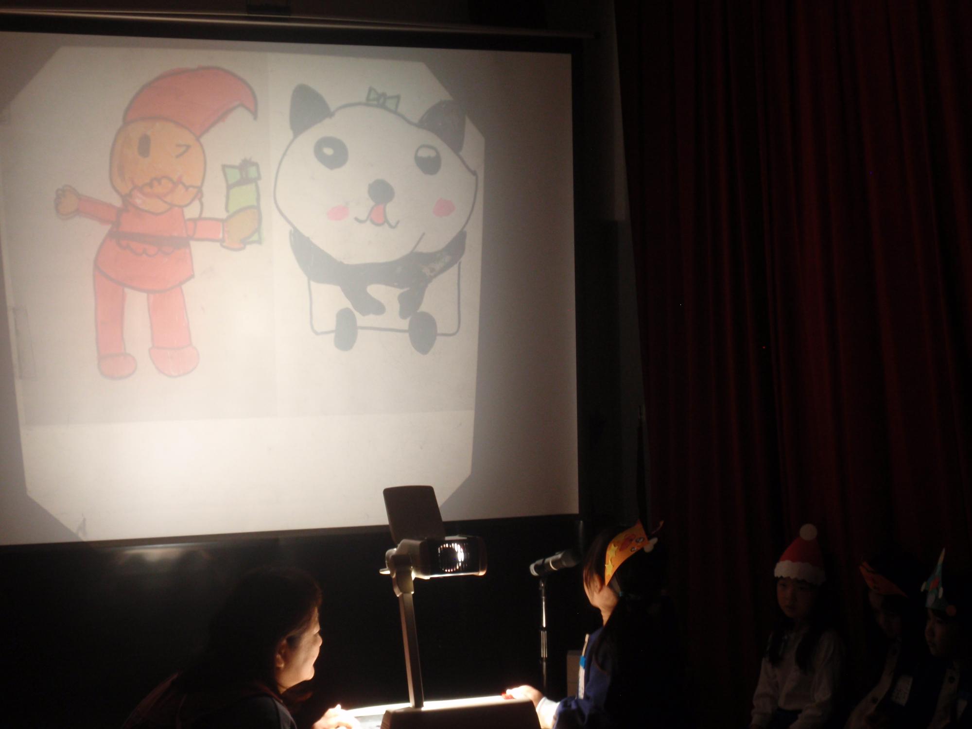 OHPに絵を映してお話する年長さん