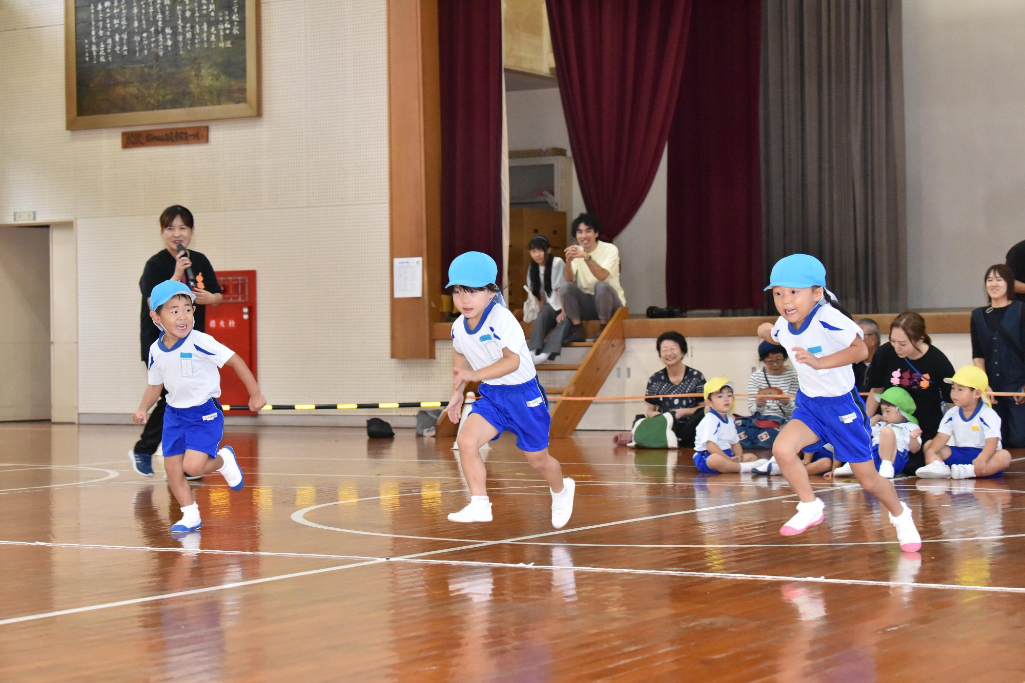 かけっこのスタートをする年中児