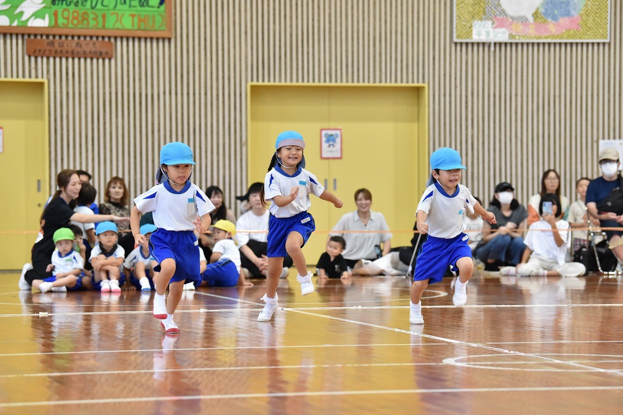 かけっこをする年中児