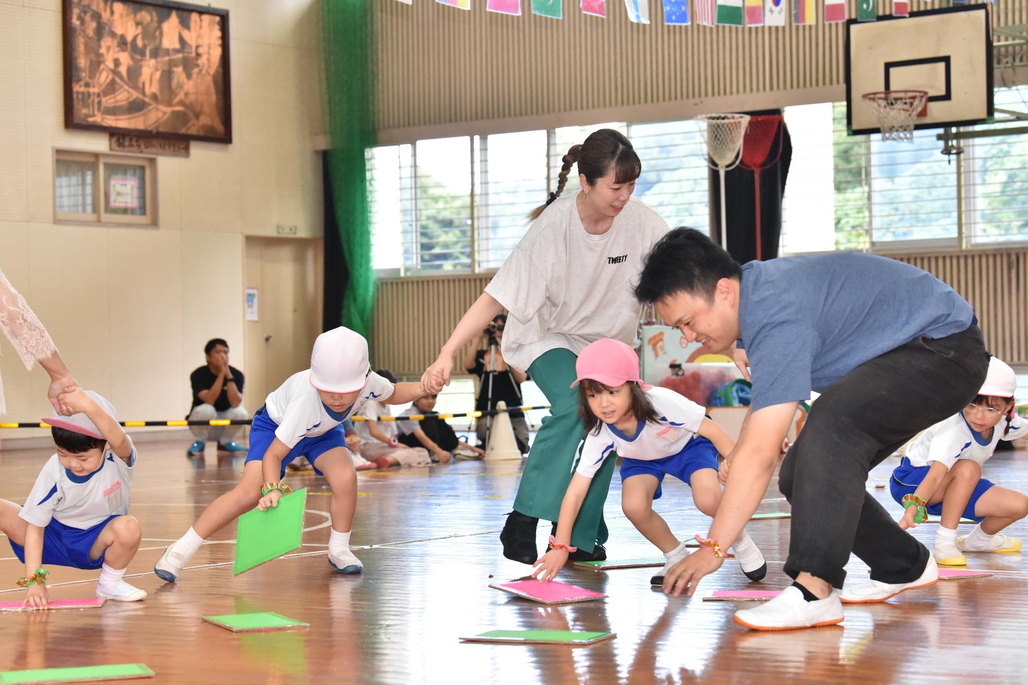 お家の人と一緒にカードをめくっているところ