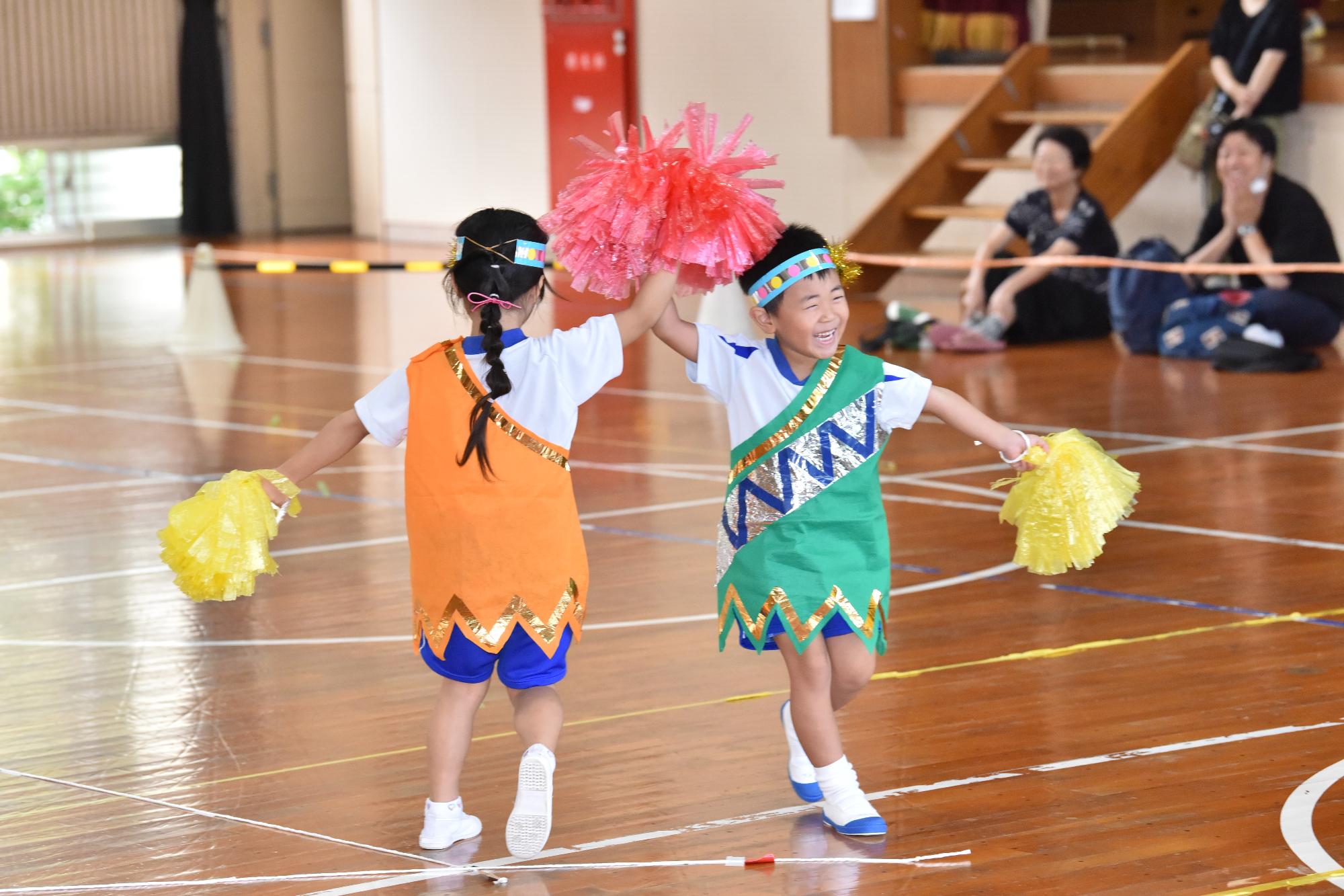 お友だちとポンポンを合わせて回っているところ