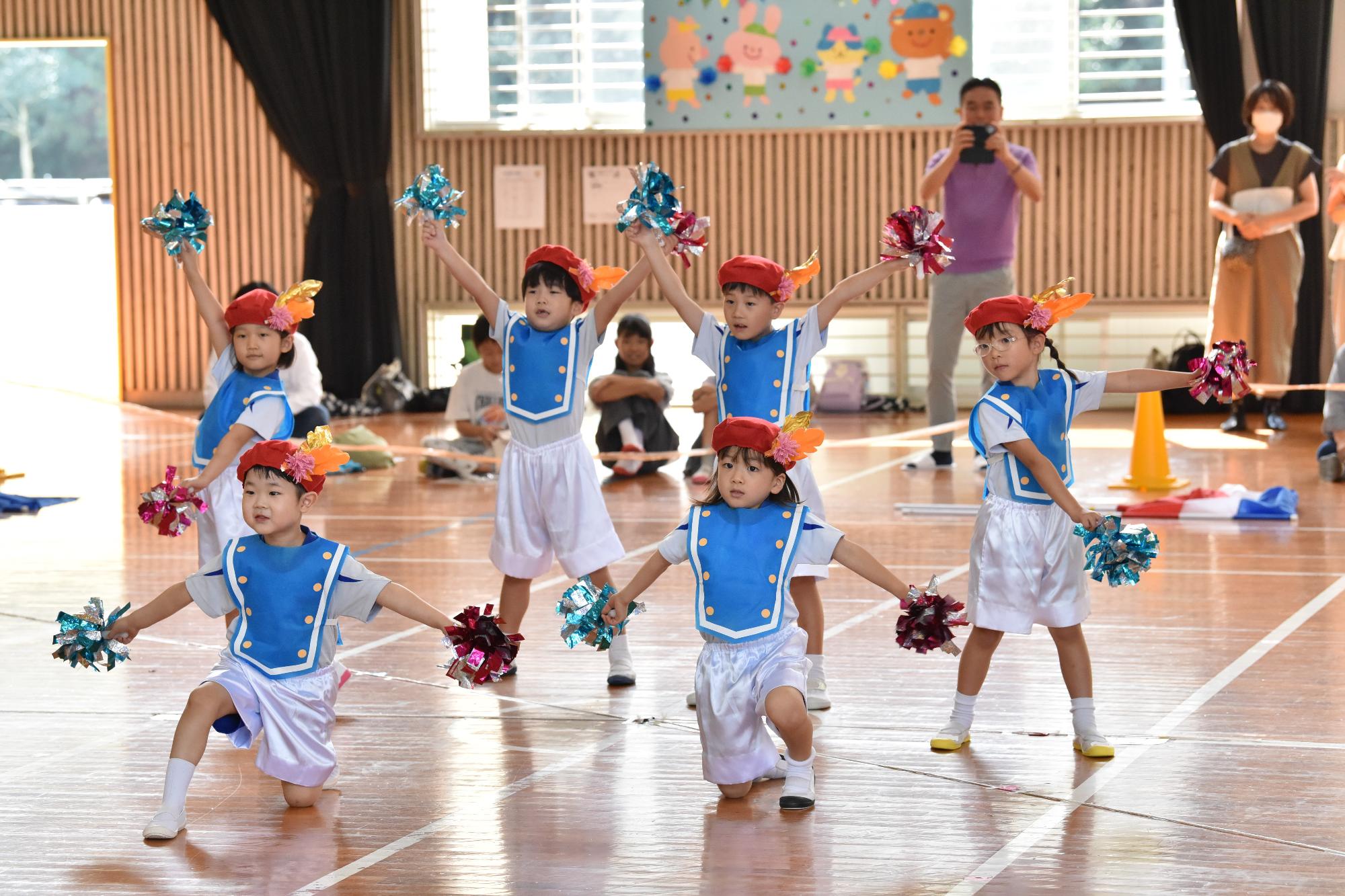 ポンポンを持ってみんなでポーズを合わせているところ