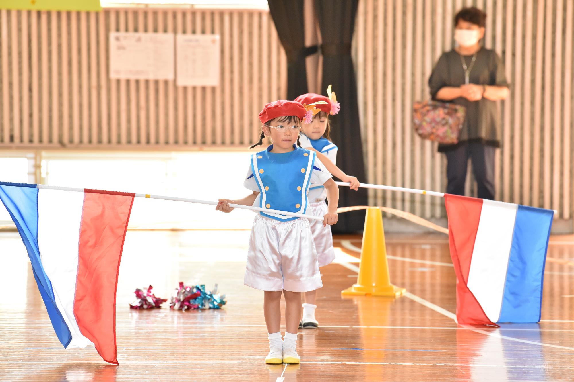 旗を横向きに持ち構えているところ