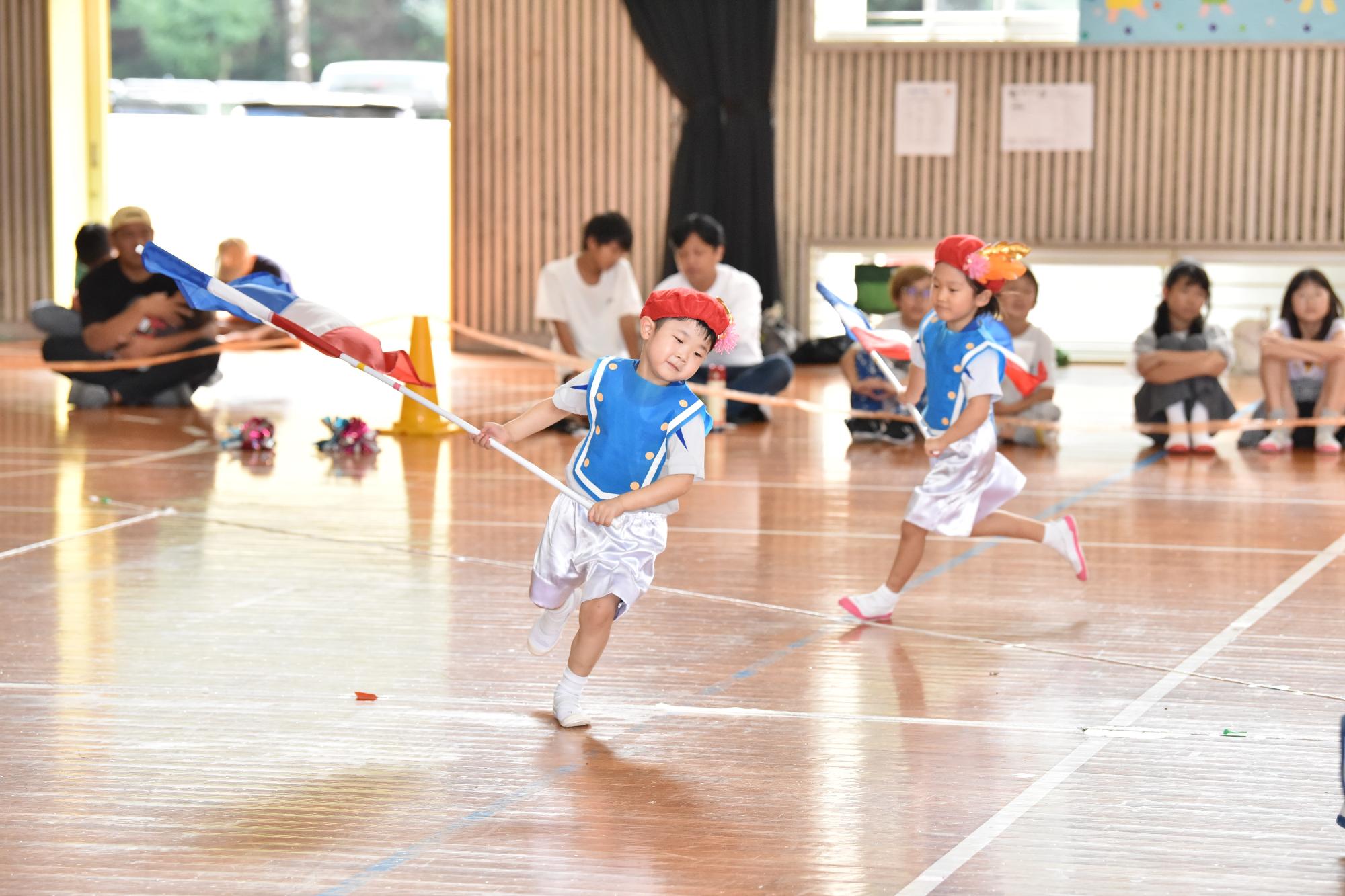 旗を持って回っているところ