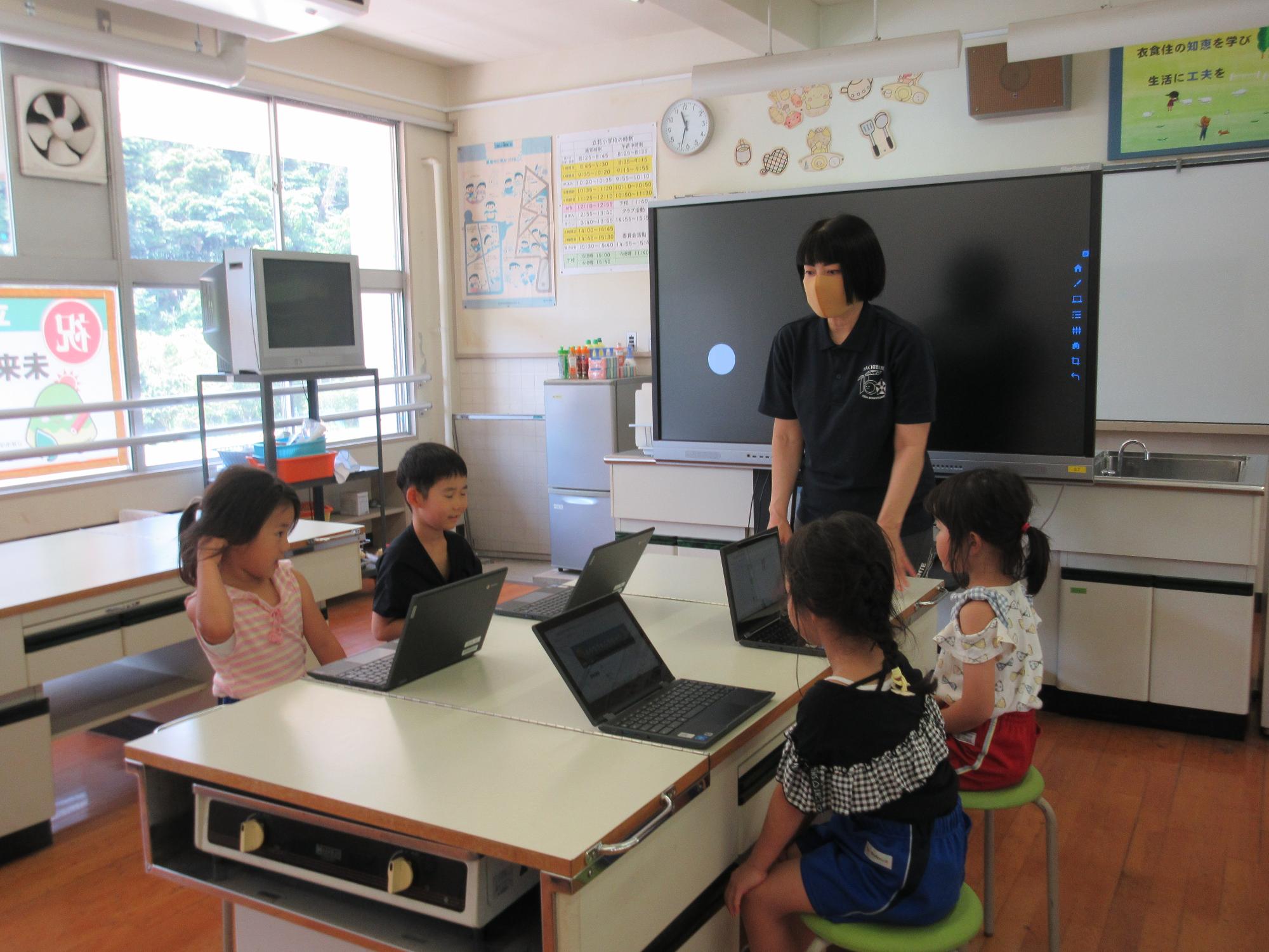 ICT支援員からタブレットの使用方法の説明を受ける立花幼稚園の年長さん