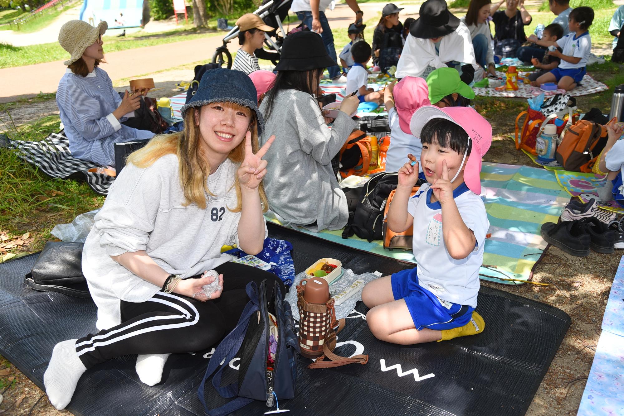 お弁当を前に、親子でポーズをとっている様子