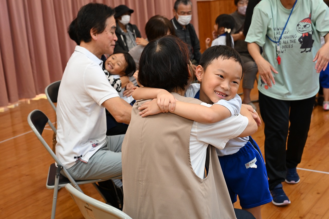 男児とおばあちゃんがギューッと抱き合っている様子