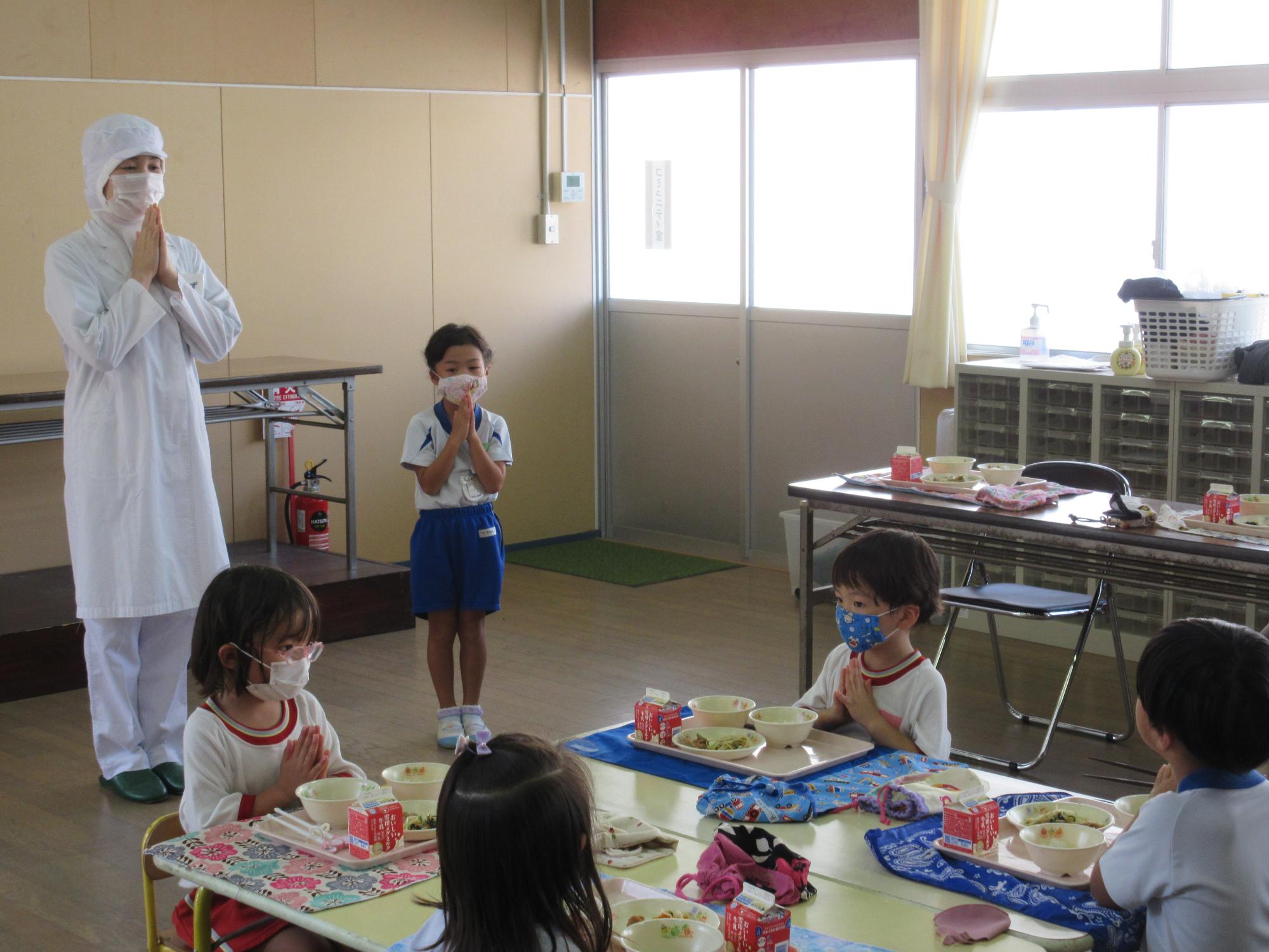 給食をみんなで食べる年中さんたち
