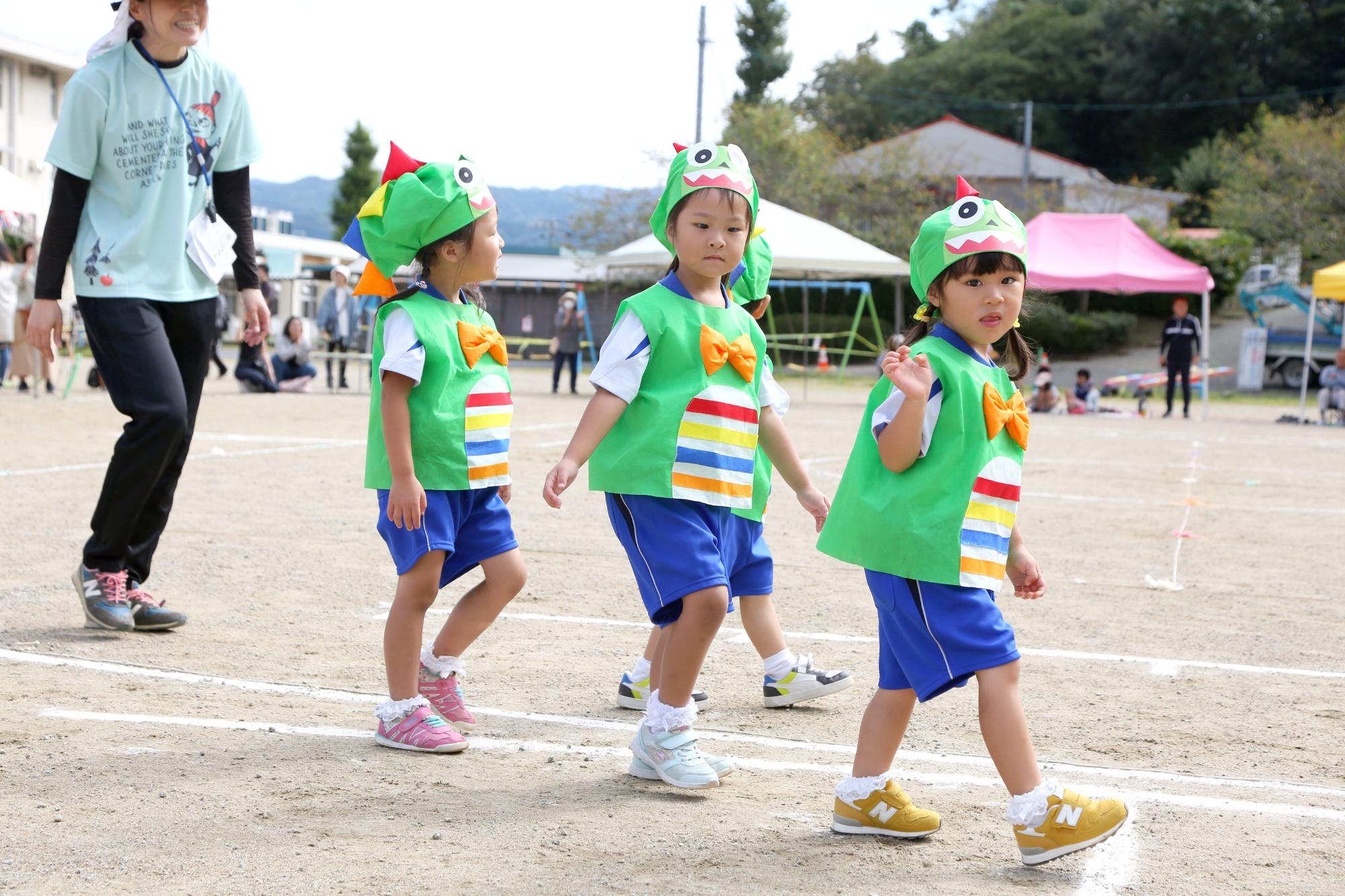 年少児たちが手を振って退場している様子