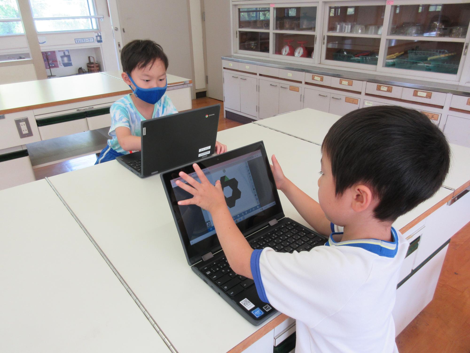 タブレットで型はめゲームに挑戦する立花幼稚園の年長さんの様子