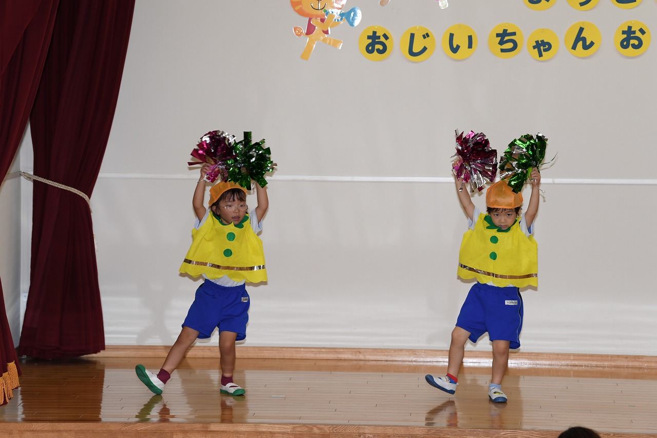 年中女児2名がポンポンを持って、踊っている様子