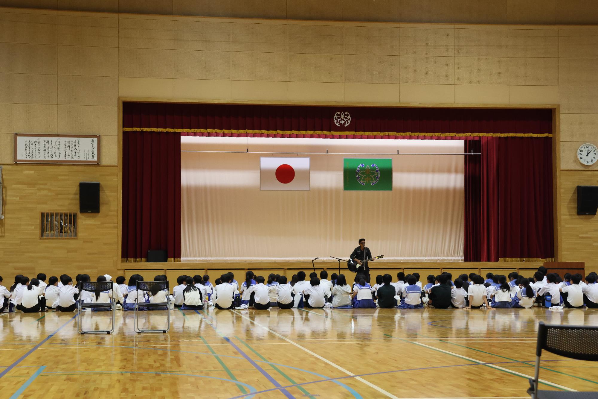 体育館での講演の様子