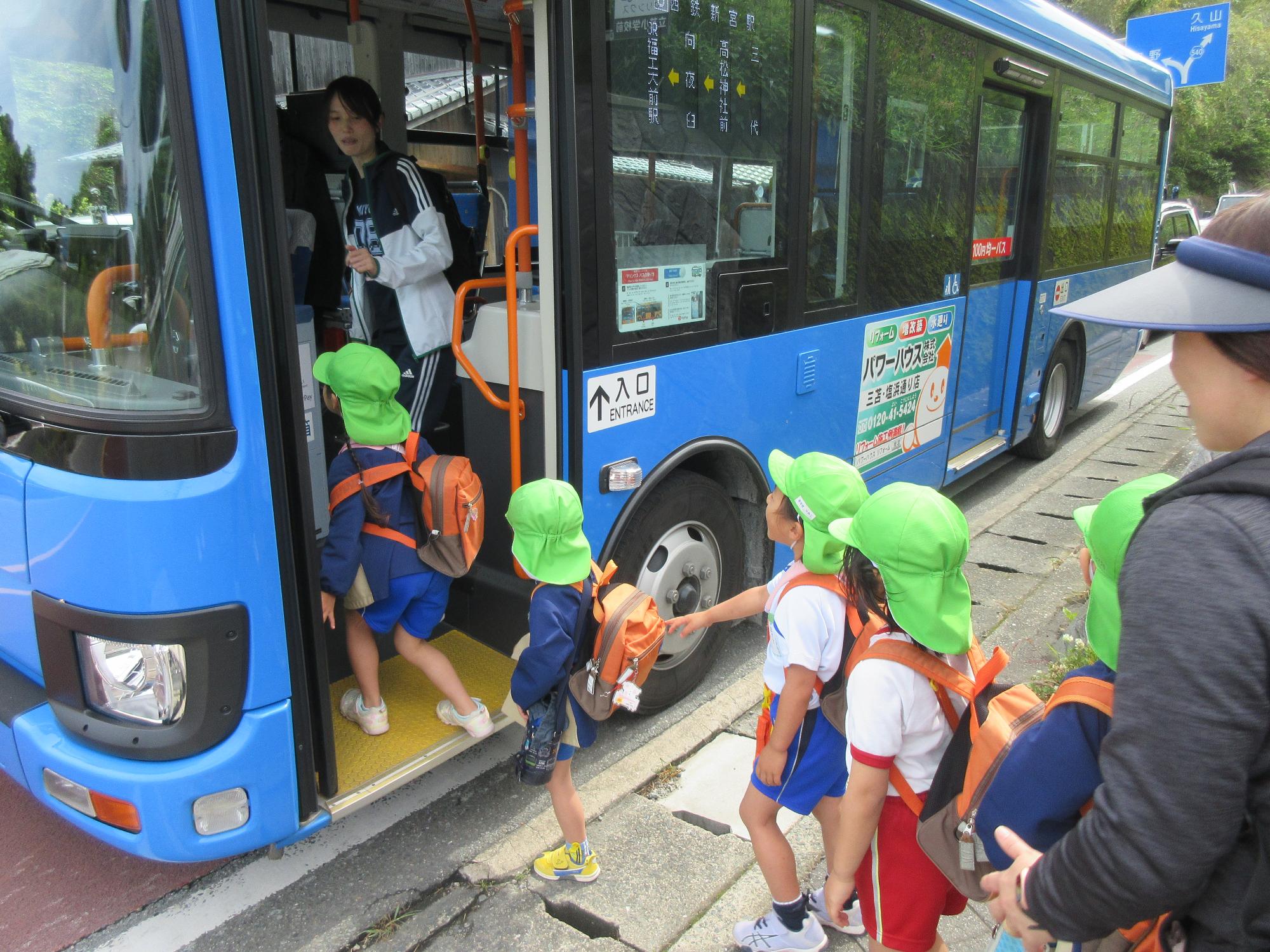 園児たちがコミュニティバスに乗り込んでいる様子