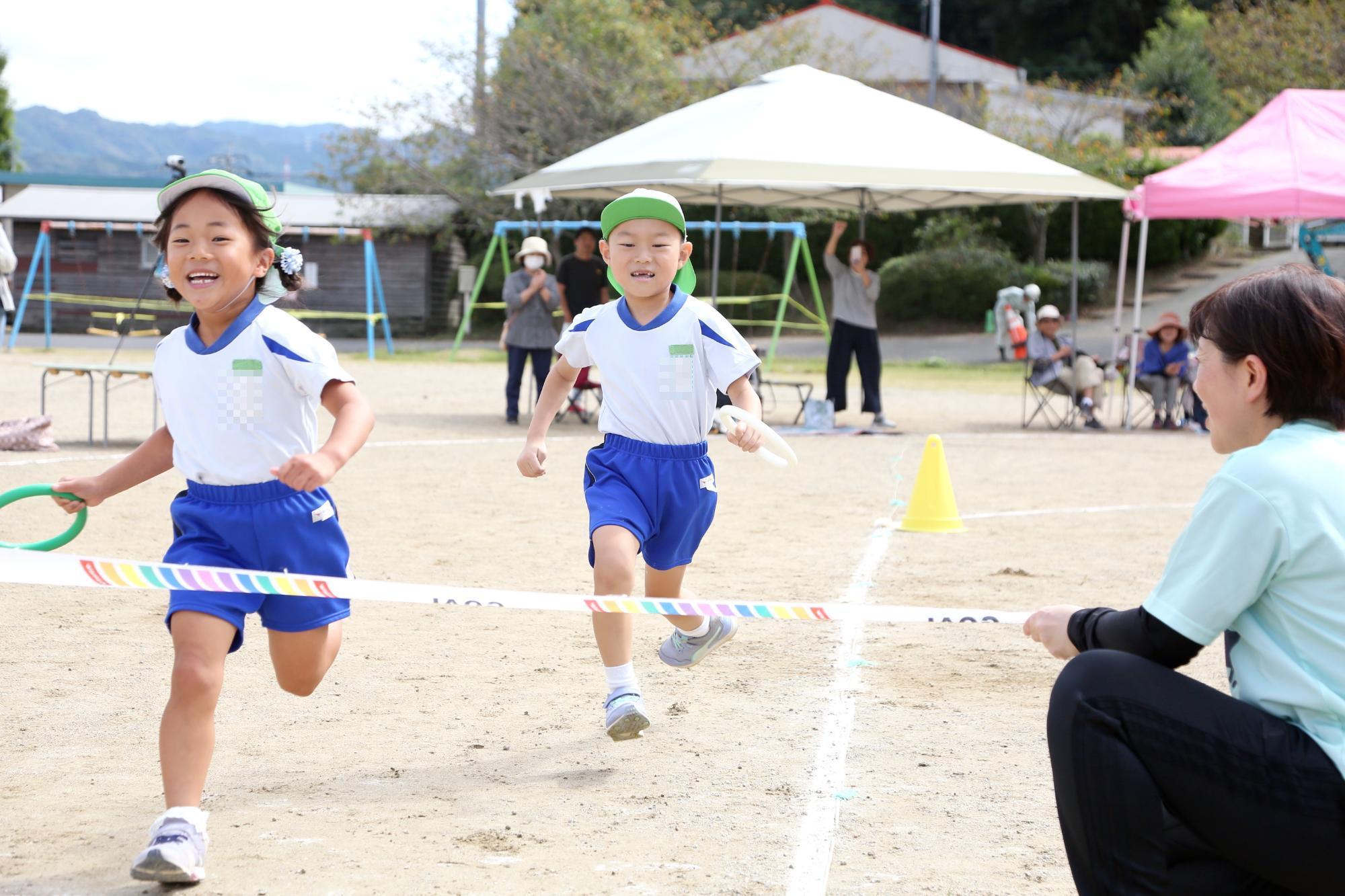 年長児2名がゴールテープを切る様子