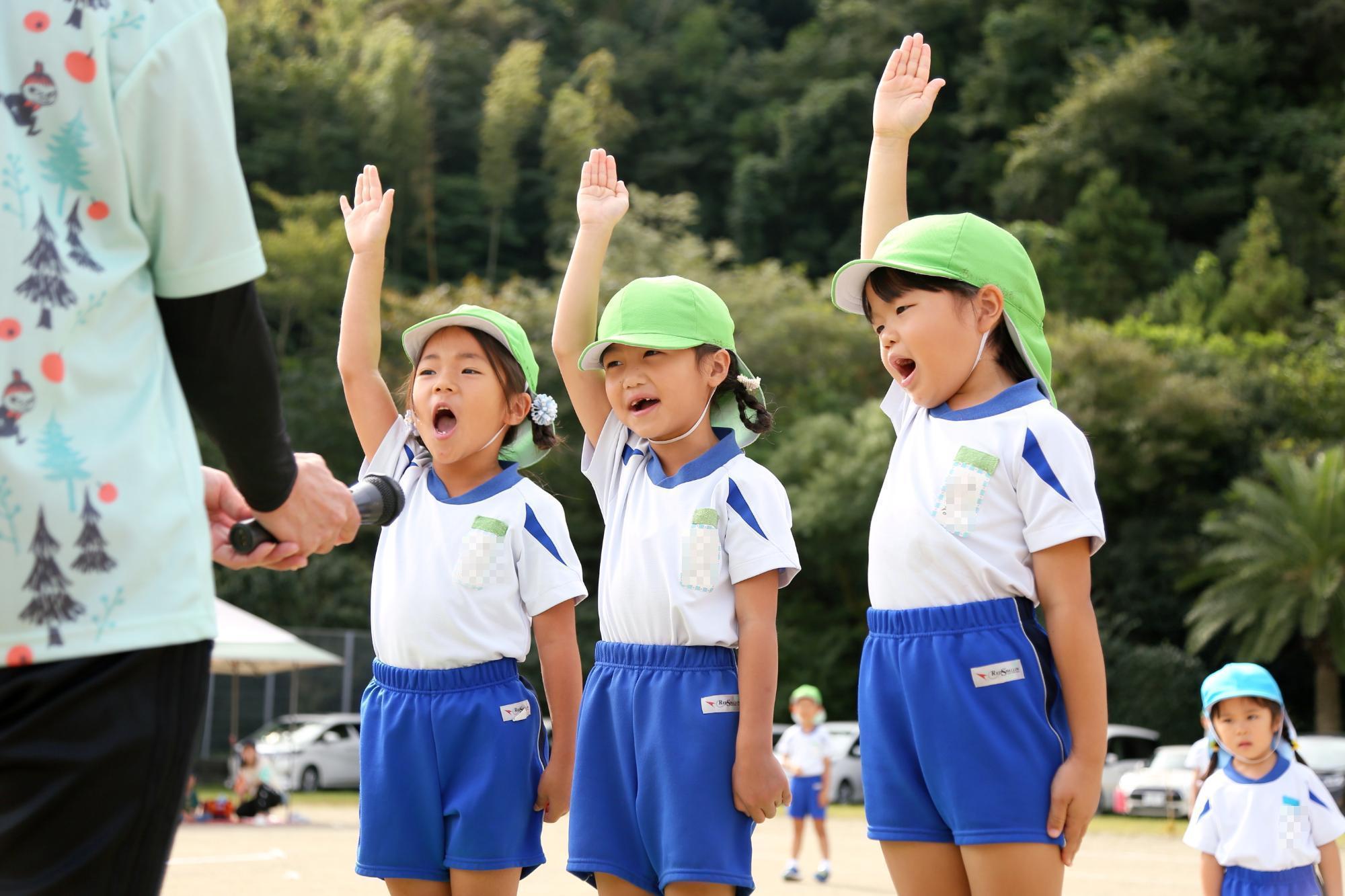 女児3名で、選手宣誓をしている様子