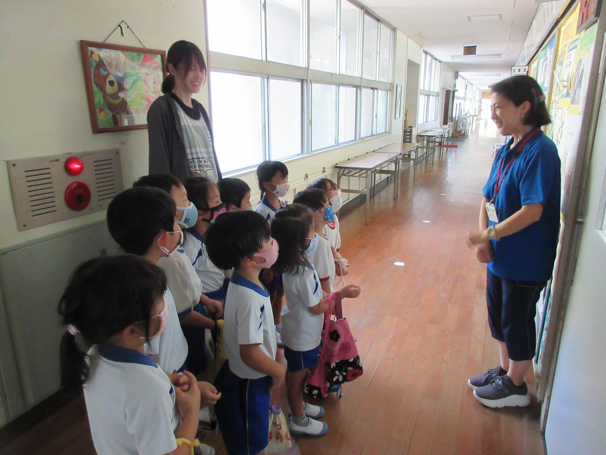 小学校の先生にご挨拶をする年中さん