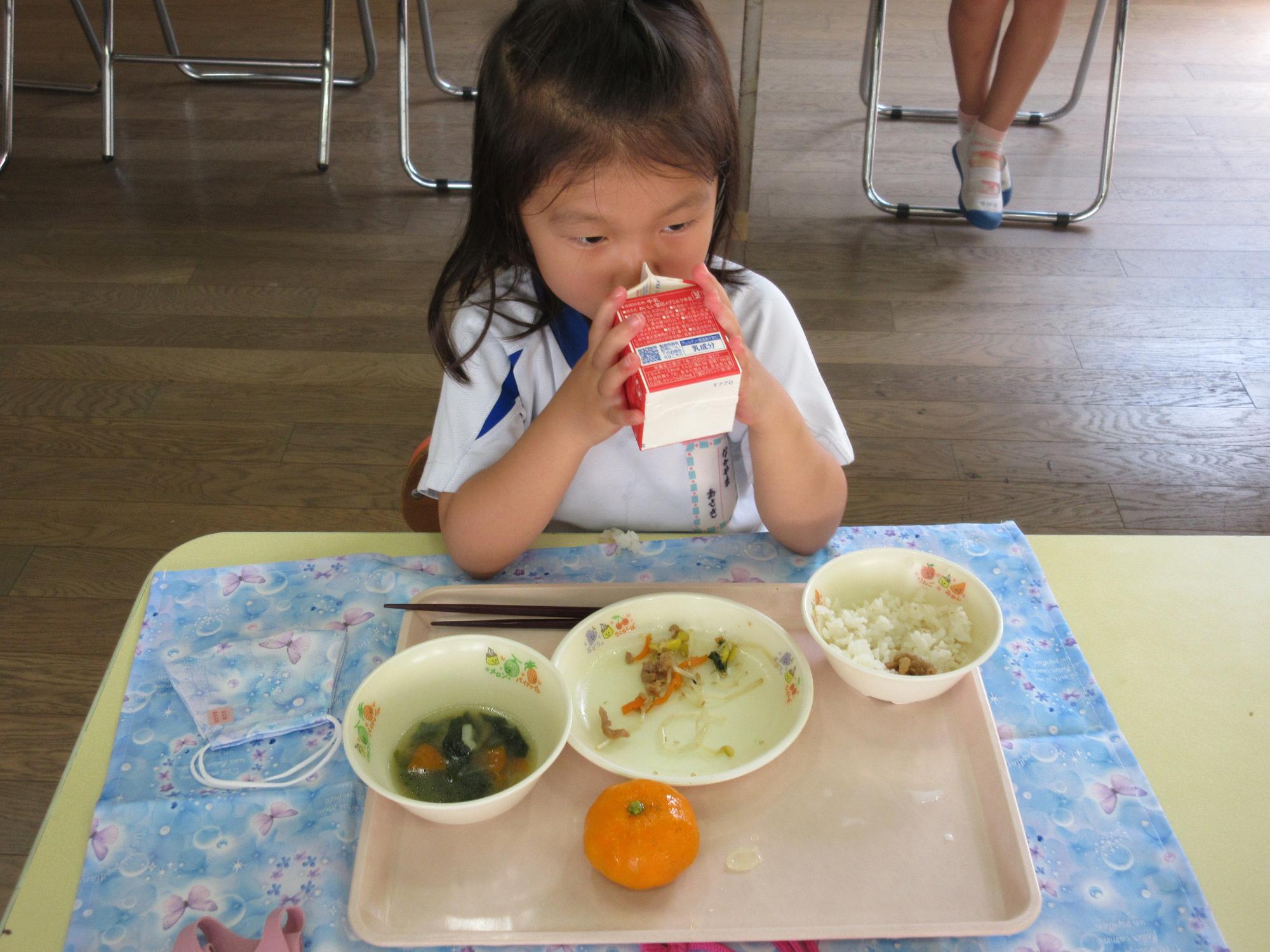 牛乳を飲む様子