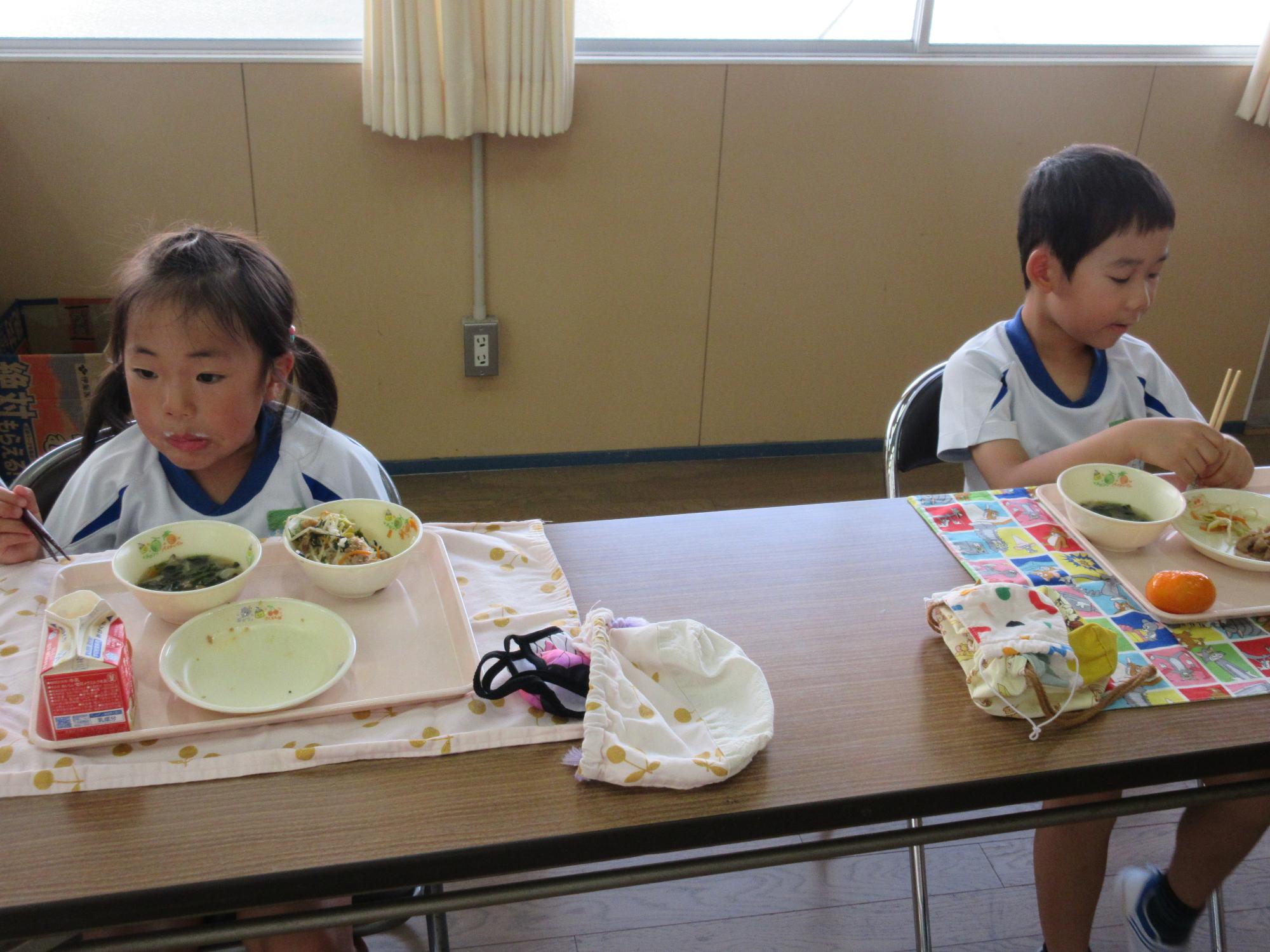 給食をモリモリ食べる2人の年長さんの様子