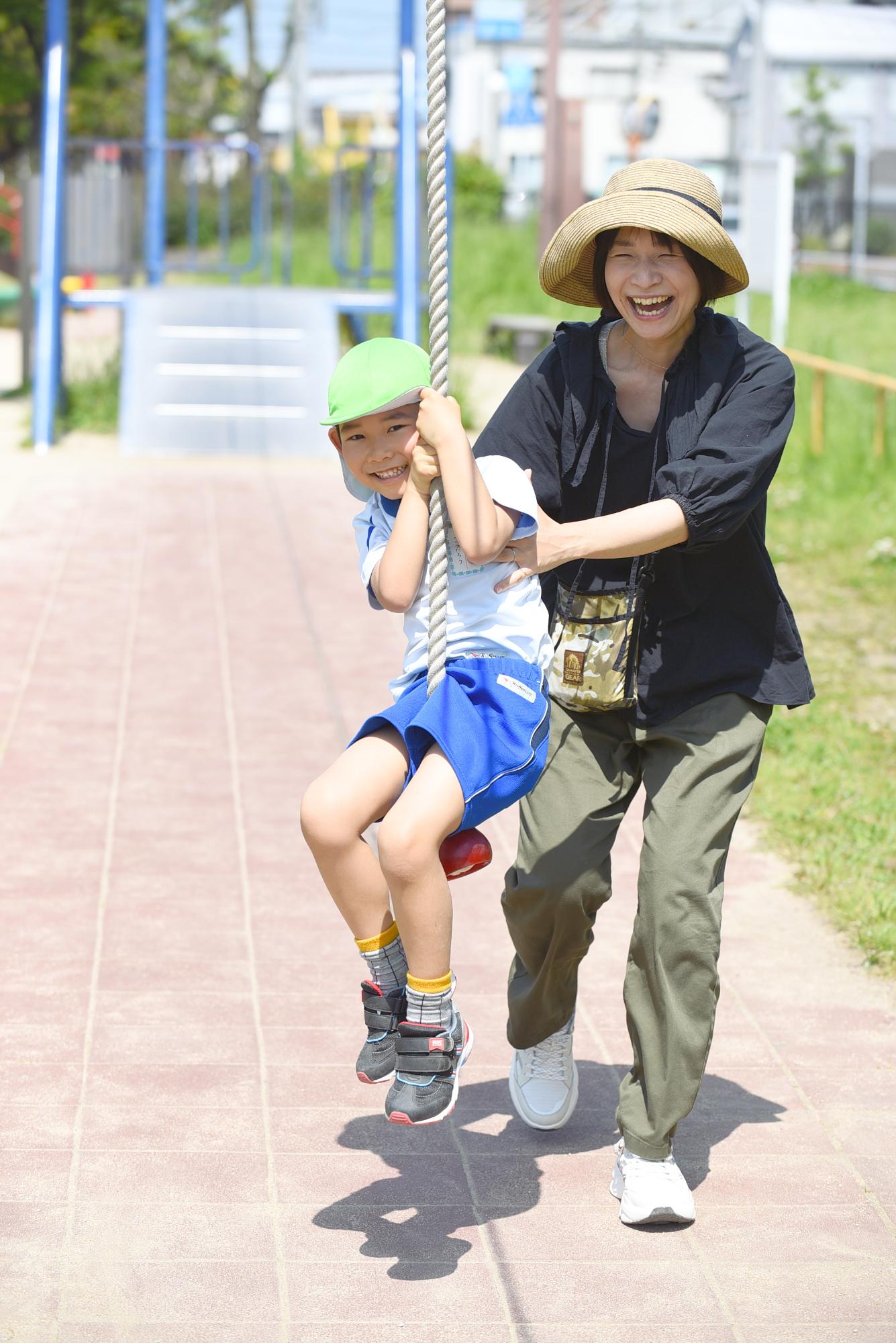 親子で遊具「ターザンロープ」で遊んでいる様子