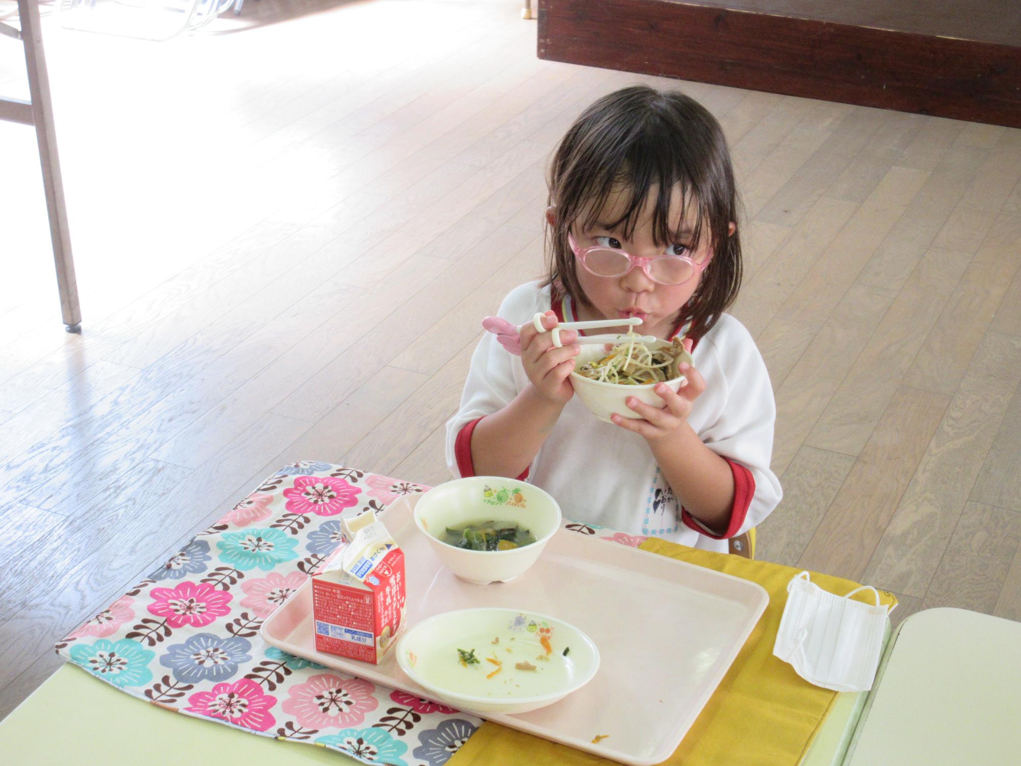 ビビンバを食べる子どもの様子