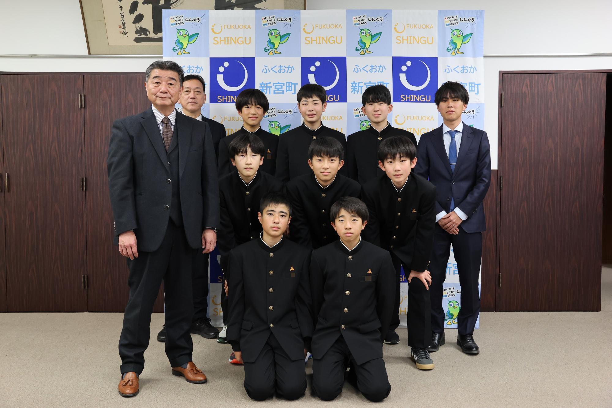新宮中学校男子ソフトテニス部の表敬訪問時の集合写真