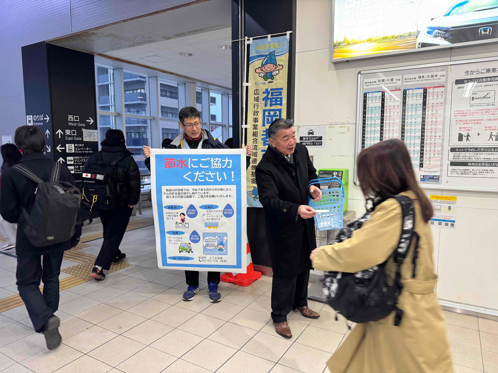 啓発物品を渡す桐島町長（1）