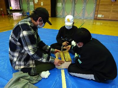 親子でマガジンラックを作る様子