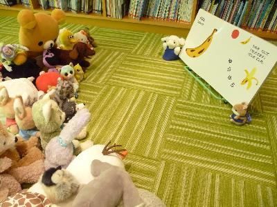 ぬいぐるみおとまり会で、ぬいぐるみたちが絵本を読んでいる様子