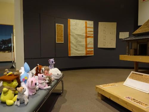 ぬいぐるみおとまり会中に、ぬいぐるみたちが歴史資料館を見学する様子