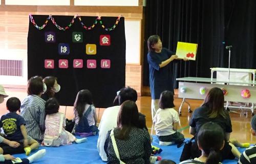 しんぐう語りの会がおはなし会スペシャルで絵本を読んでいる様子