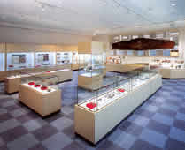 室内に設置された展示ケースの中に、様々な文化財が展示されている歴史資料館館内の写真