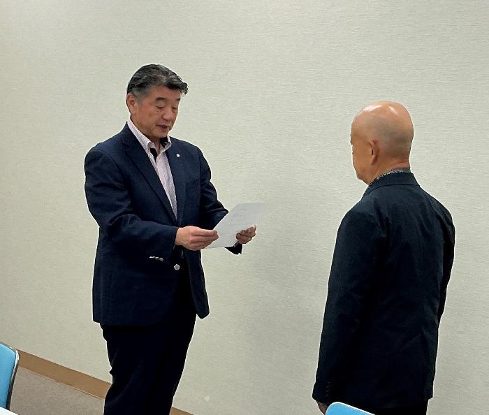 町長が諮問書を交付する様子
