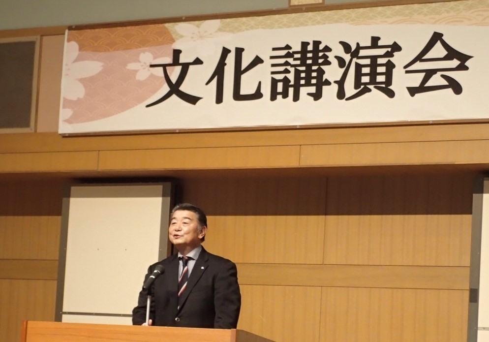 文化講演会であいさつする町長の写真
