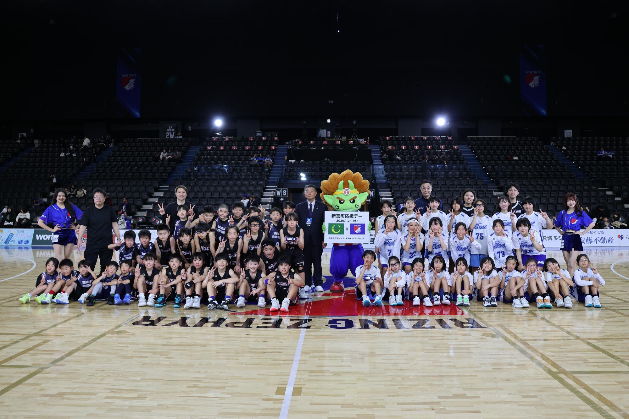 前座試合を行った新宮立花クラブとビート女子の子供たちと記念撮影