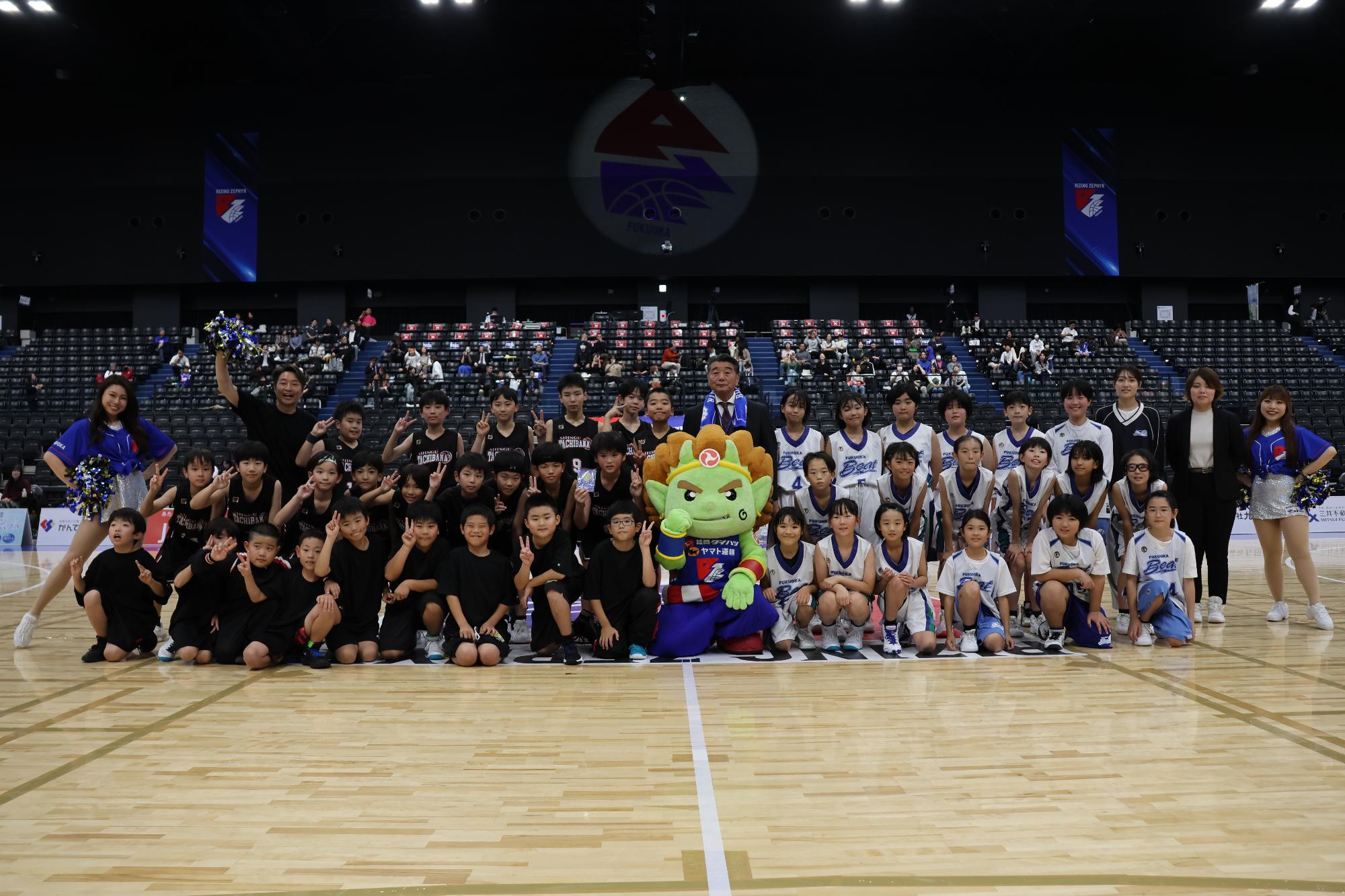 前座試合を行った新宮立花クラブとビート女子の子供たちと記念撮影
