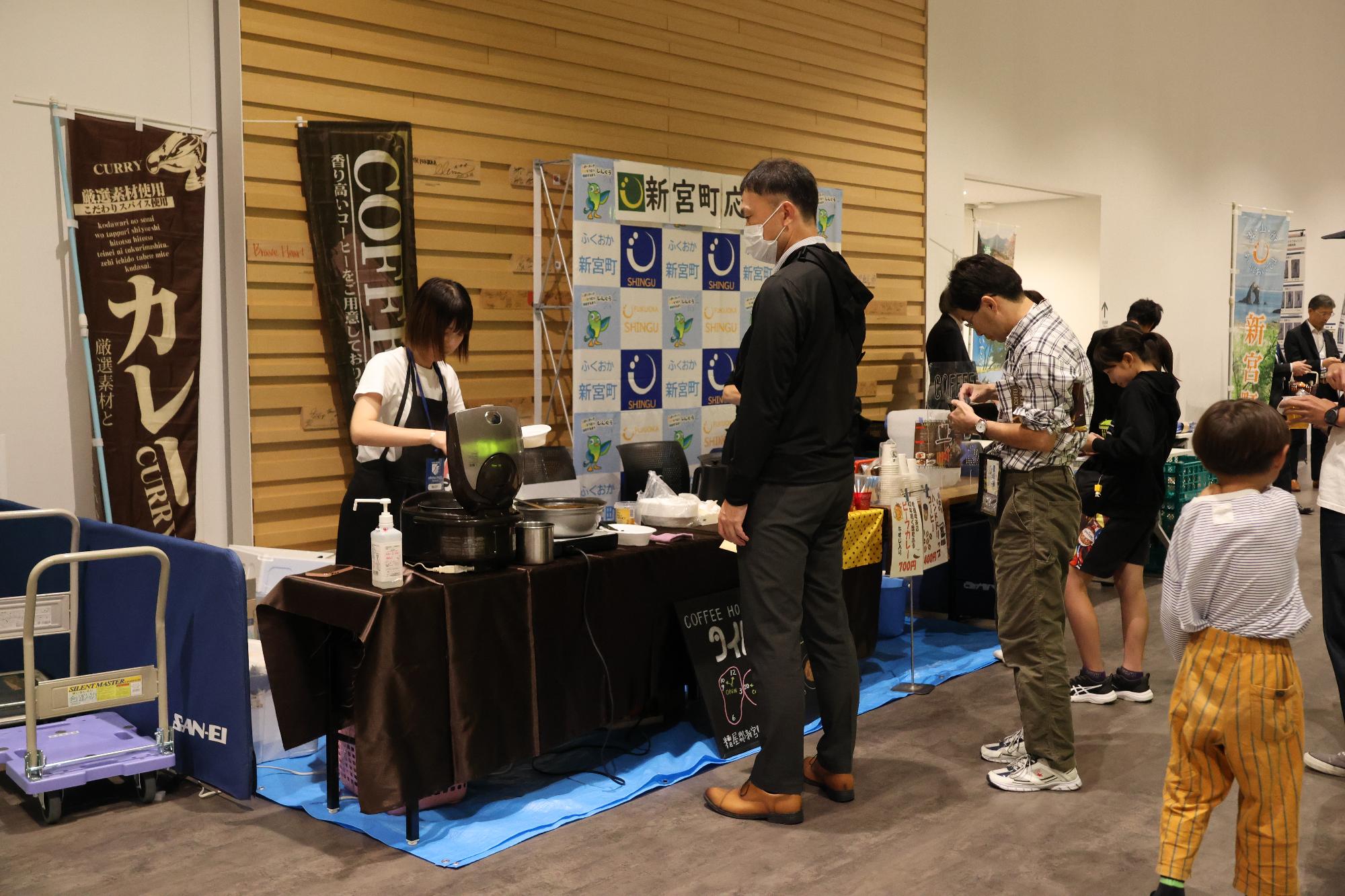 新宮町PRブースにてコーヒータイムさんがカレーを販売する様子