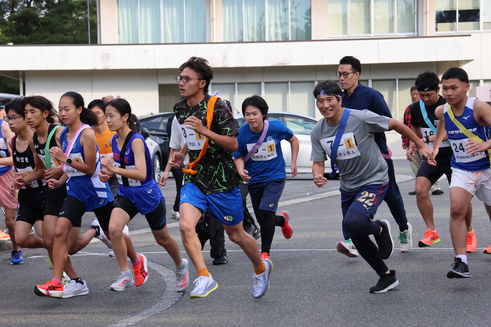 役場前から一斉にスタートするランナーの様子