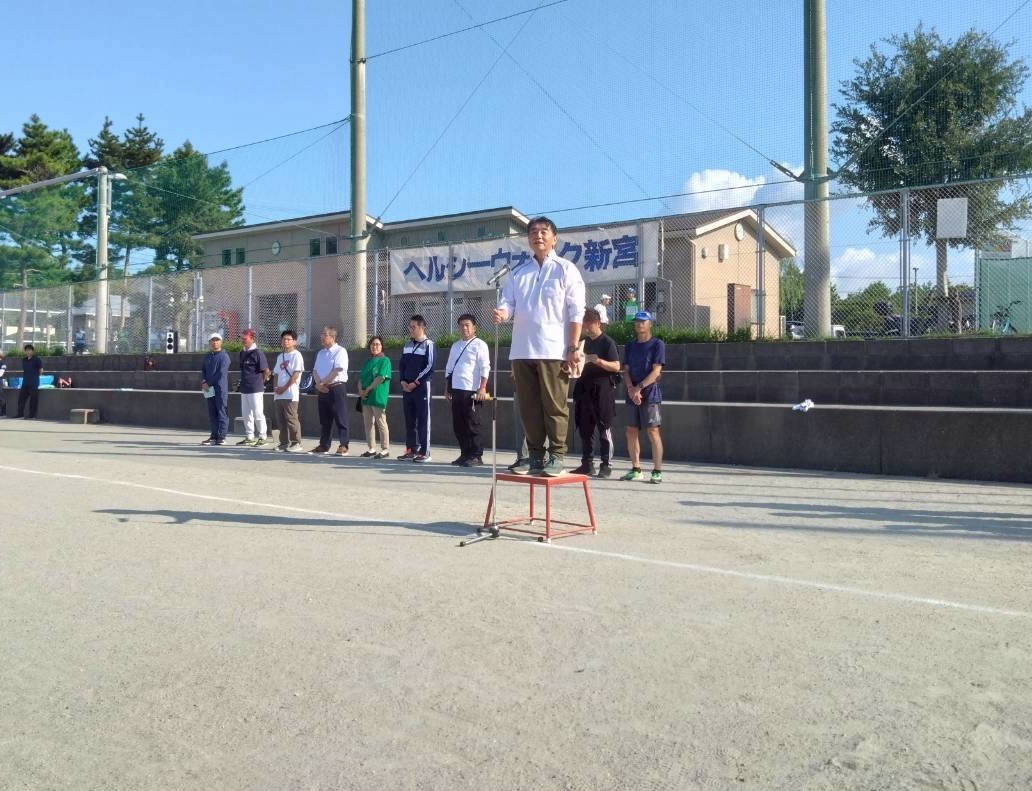 開会式であいさつする町長