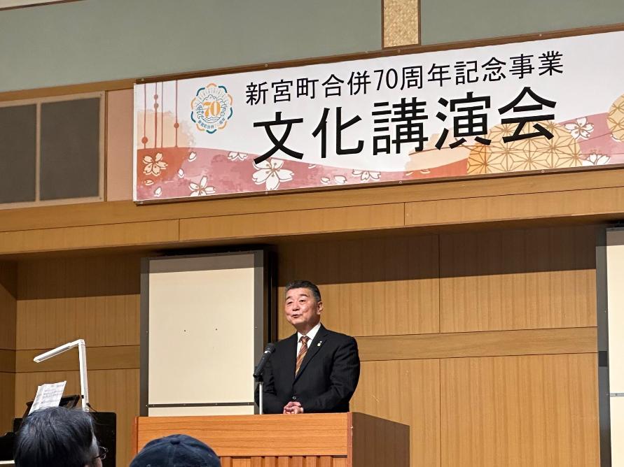 文化講演会であいさつする町長の写真