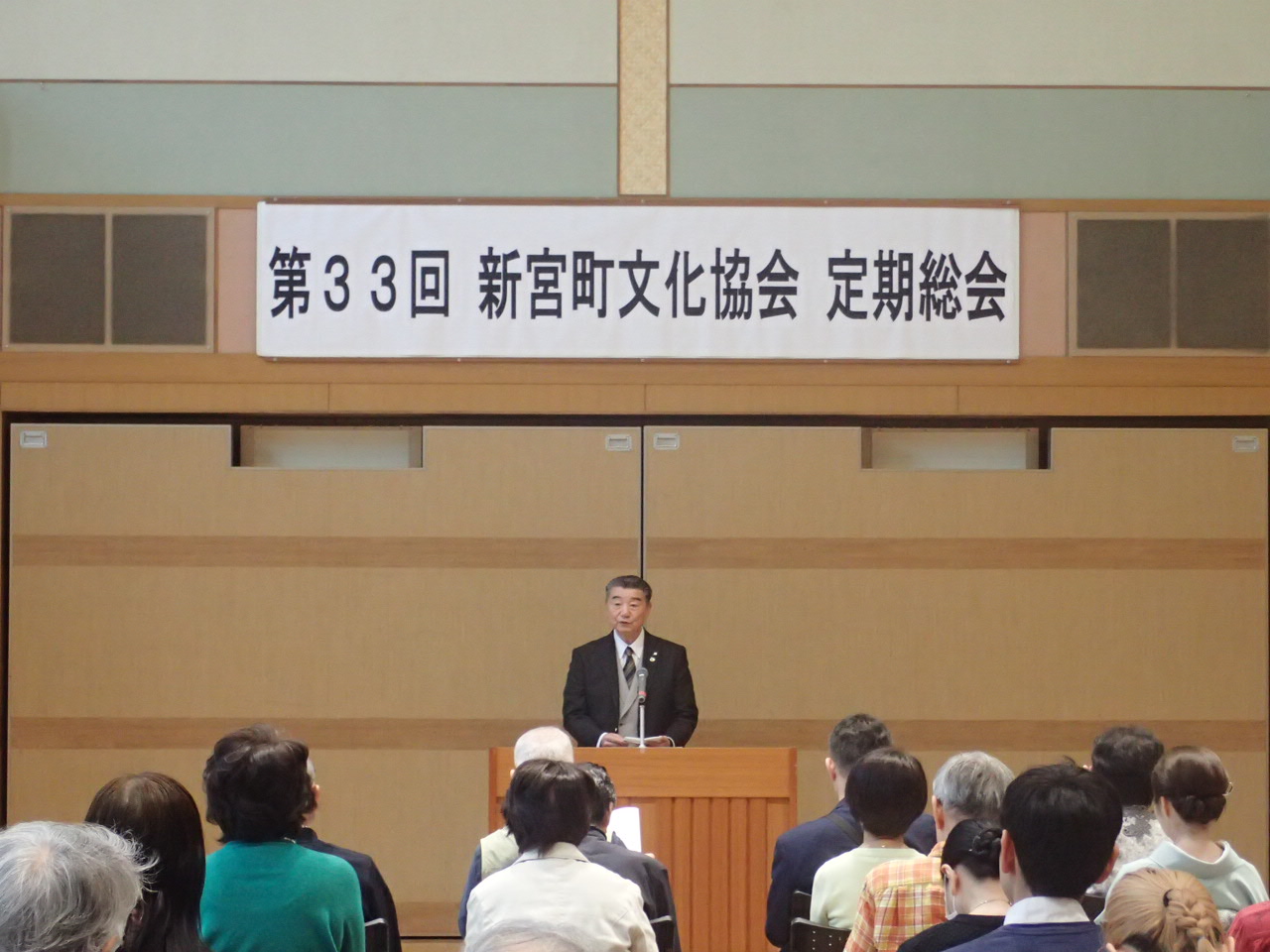 総会であいさつをする町長