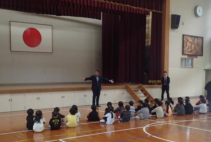 児童に向け話をする町長