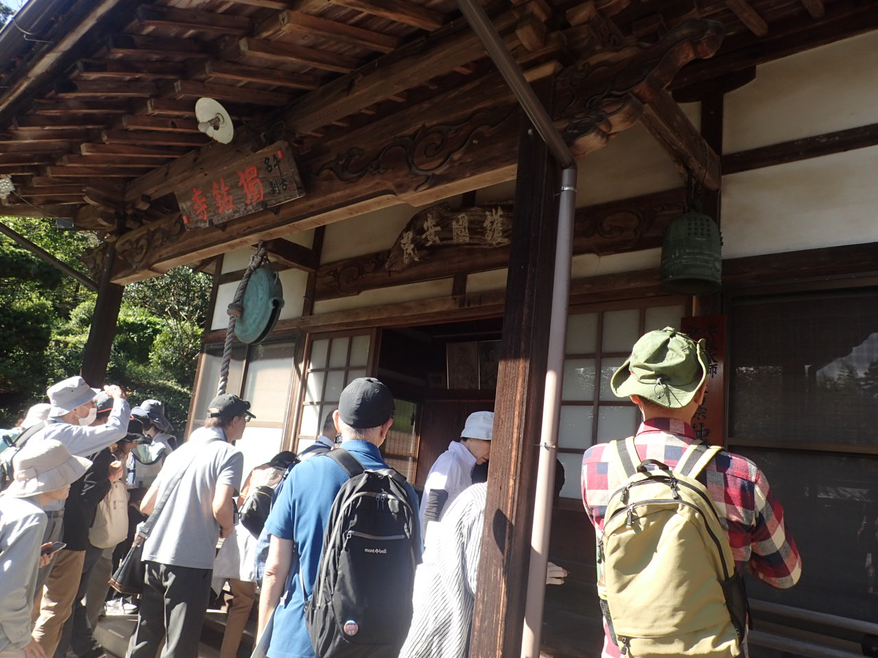 独鈷寺に参拝している様子