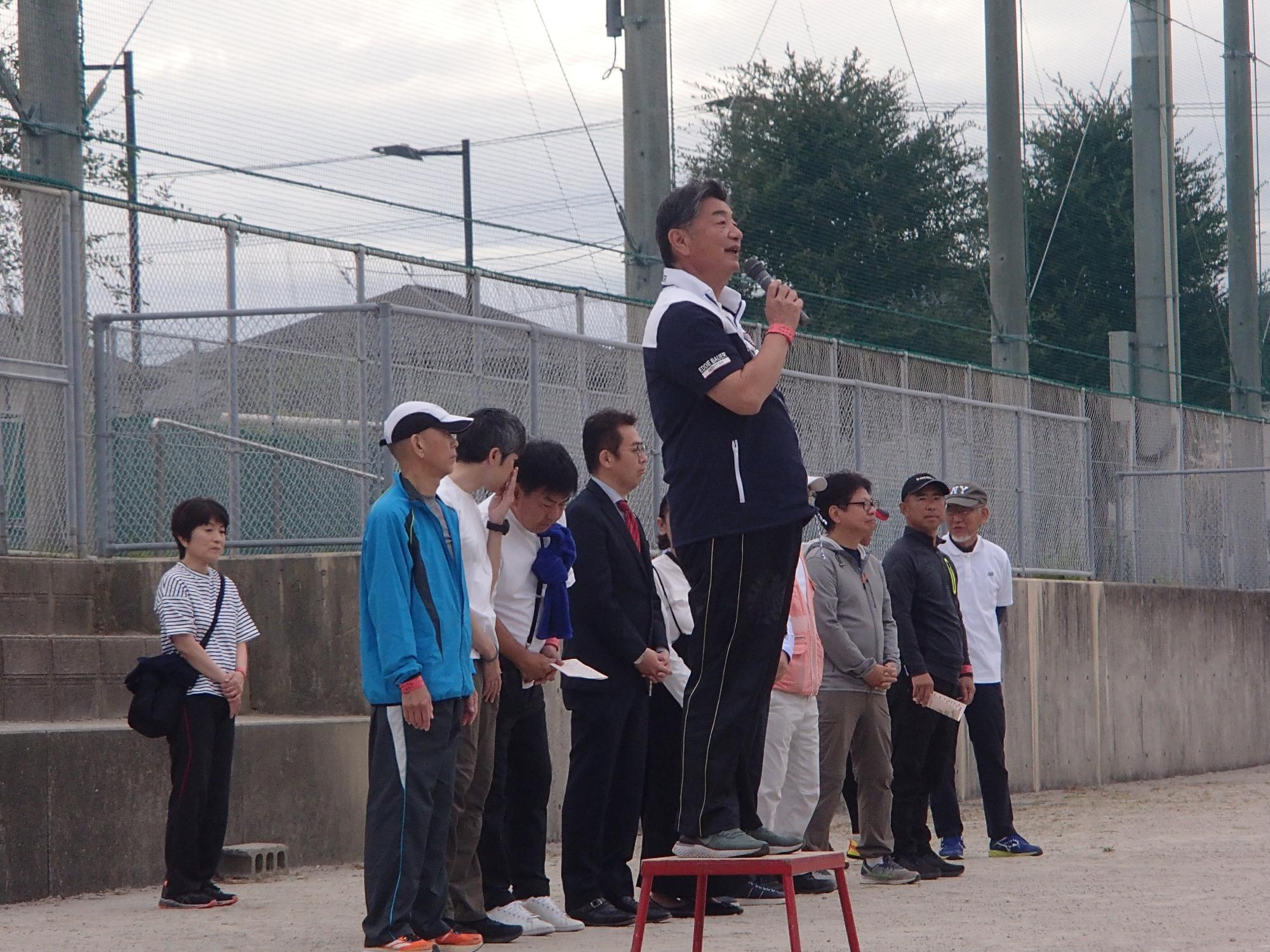 挨拶をする町長